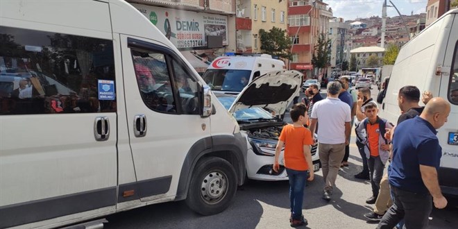 Freni patlayan servis arac rencilerin arasna dald: 4 yaral