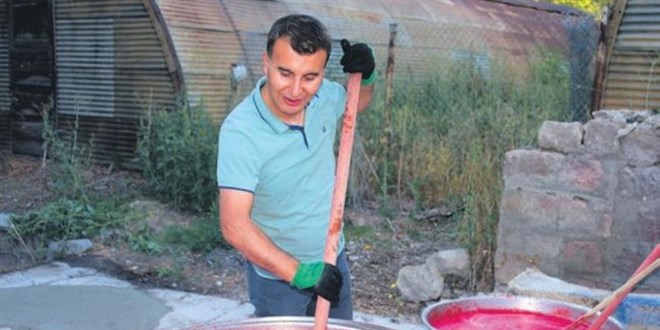 Hem okul müdürü hem de çiftçi