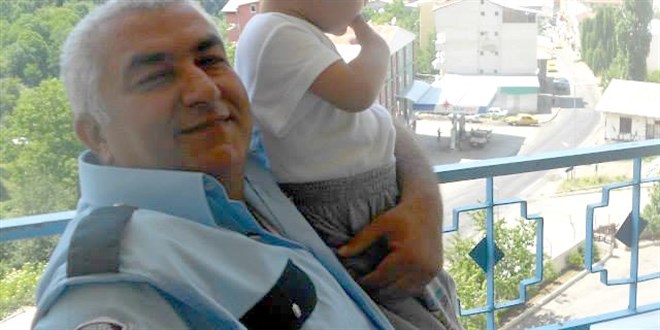 Polis memuru evinde ölü bulundu