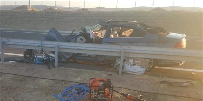 Aksaray'da bariyerlere çarpan otomobildeki anne ve oğlu hayatını kaybetti