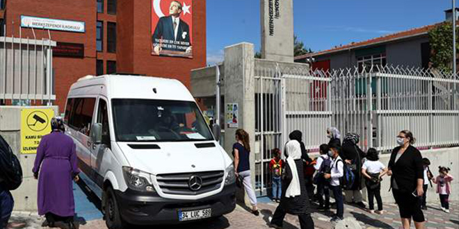 Okullar açıldı, İstanbul'un trafik çilesi katlandı