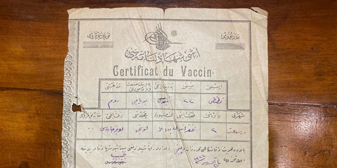 İstanbul Kadıköy'deki bir sahafta 115 yıllık aşı kartı bulundu