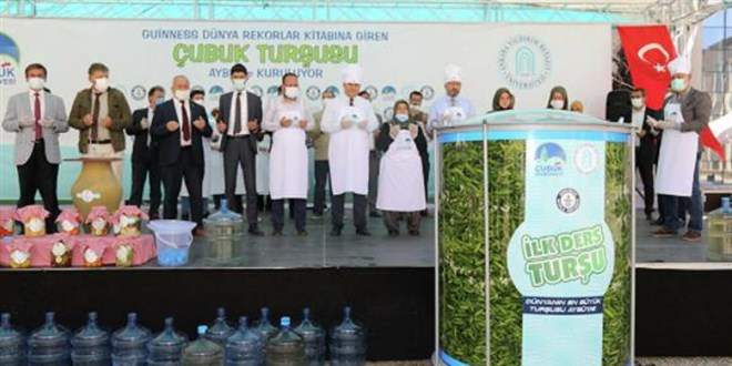 Üniversite öğrencileri 'İlk Ders Turşu' etkinliğinde 1.5 tonluk kavanoza turşu kurdu