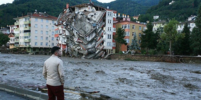 ocuklar korkmasn diye sel felaketini 'oyun' gibi anlatmlar