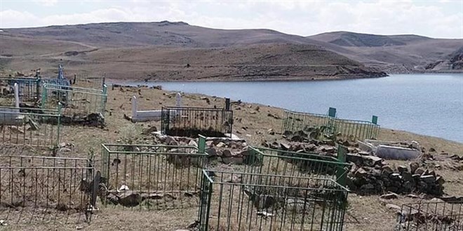 Palandöken Barajı'nın suları çekildi; mezarlar gün yüzüne çıktı