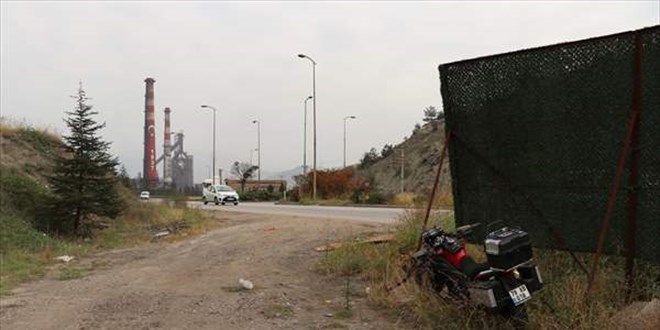 Motosikletiyle çim çitlerin demirine çarpan polis memuru yaralandı