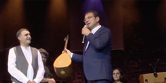 Erdal Erzincan, bağlamasını İmamoğlu'na hediye etti