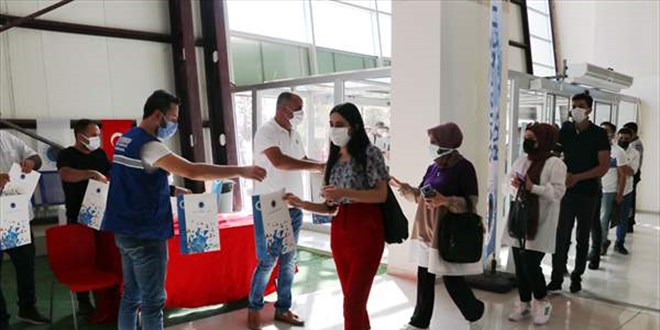 Öğrenciler ve üniversite personeli aşı olarak eğitime başladı