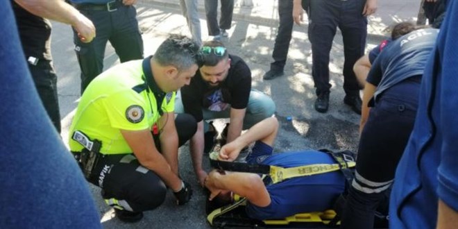 Ticari taksinin çarptığı polis memuru yaralandı