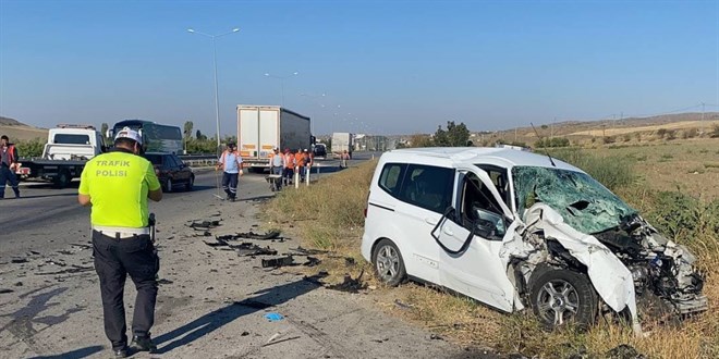 Hız denetimi yapan radar aracına otomobil çarptı: 3 yaralı