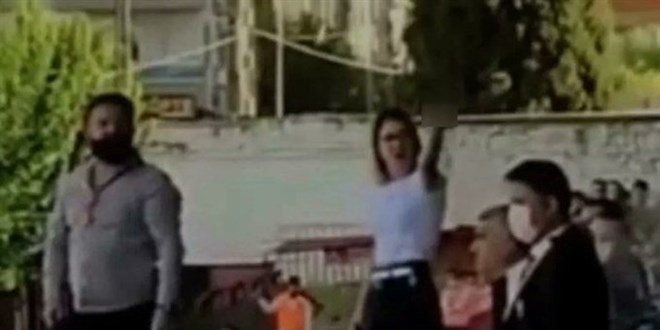 Kulüp başkanının eşi tribünlere el hareketi yaptı, ortalık karıştı