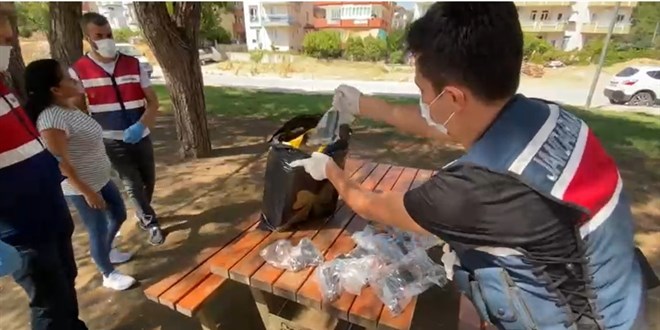 Kadın kuryeden parkta silah teslimatı