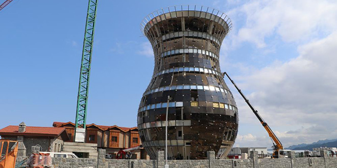 Dünyanın en büyük çay bardağının camları takılmaya başladı