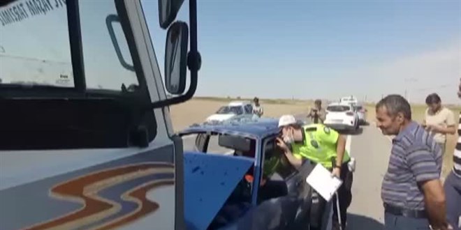 Aksaray'da otomobil ile kamyonun çarpıştığı kazada 9 kişi yaralandı