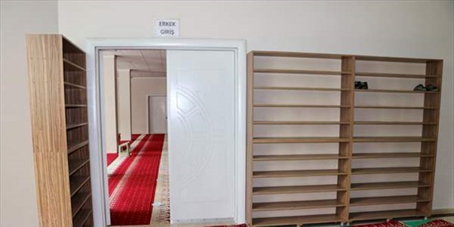 Trabzon'da camiden ayakkabı hırsızlığı kameraya yansıdı