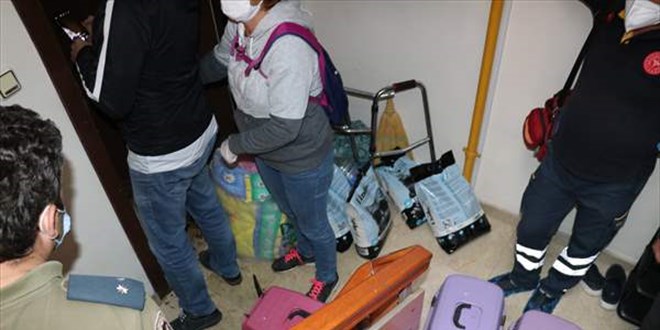 Bolu'da kapısı çilingir yardımıyla açılan daireden 50 kedi çıkarıldı