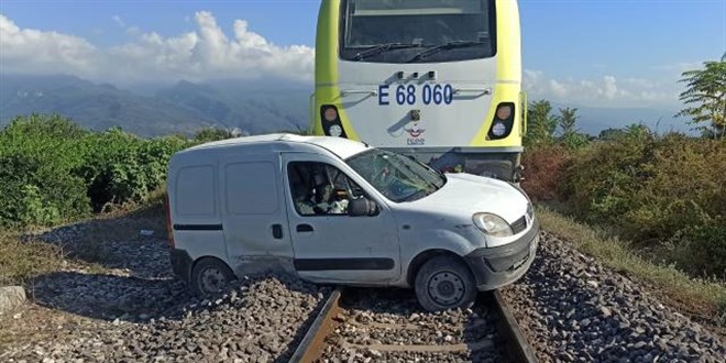 Hatay'da yük treni hafif ticari araca çarptı: 2 yaralı