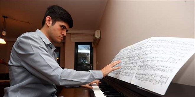 Türkiye'nin ilk otizmli doktora öğrencisi, müzik dehası Buğra oldu