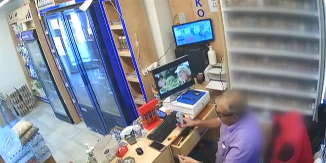 Esnafın çakmak gazı tüpünün elinde parlama anı kameraya yansıdı