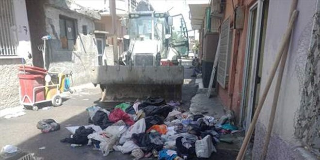 Adana'da bir evden 9 kamyon çöp çıkarıldı