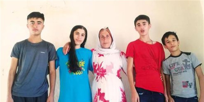Yazın tarlalarda çalışıp eğitim masraflarını biriktirdiler