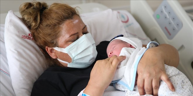Hamilelik sürecinde aşı yaptıran kadın bebeğini kucağına aldı