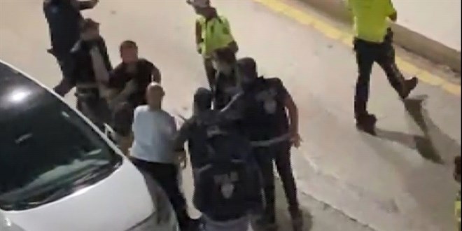 Alkollü şahıs aracını polislerin üzerine sürdü