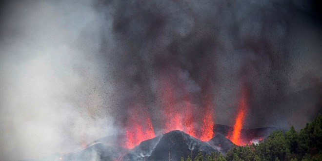 Kanarya Adalar'ndaki La Palma yanarda faaliyete geti