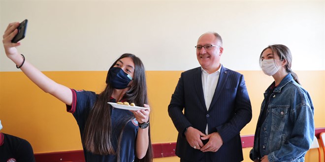 Belinay istedi, başkan öğrencilere tatlı ikram etti