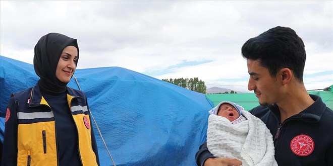 Suriyeli Yusuf'a ambulansta 'hayat dokunuşu' takdir topladı