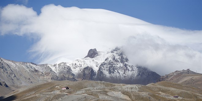 İç Anadolu'nun en yüksek dağı Erciyes'e kar yağdı