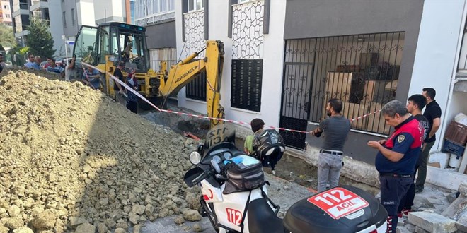 Toprak altında kalan işçiyi ambulans görevlisi kurtardı