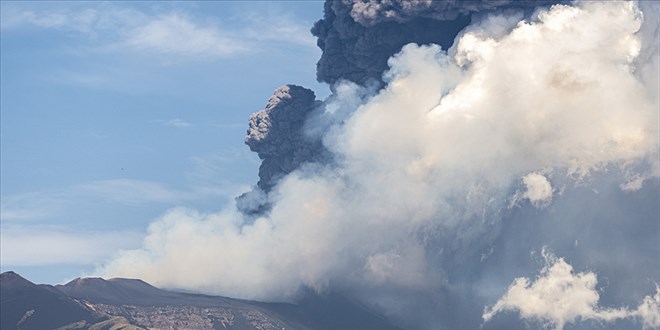 talya'da Etna Yanarda yeniden kl ve lav pskrtt