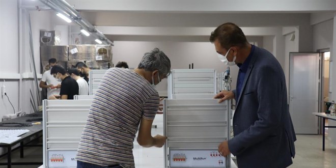 Fabrika gibi çalışan lise şimdi de deney seti üretiyor