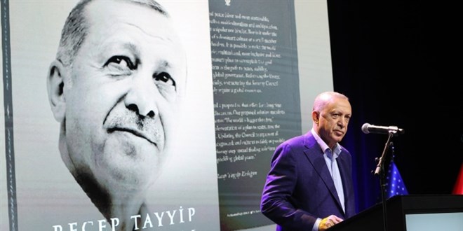Erdoğan'ın 'Daha Adil Bir Dünya Mümkün' kitabı New York'ta led ekranlarda tanıtıldı