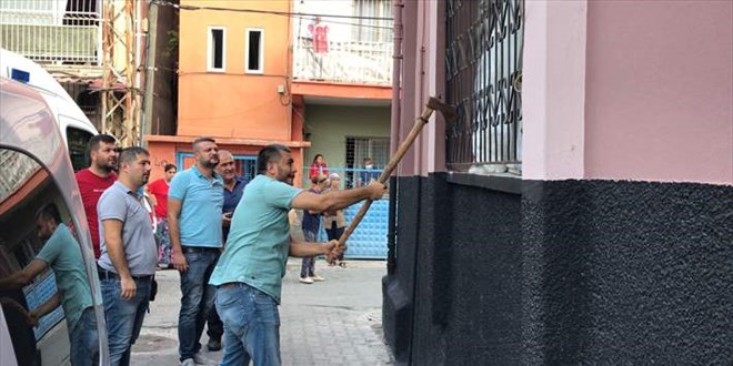 Adana'da bir kii evde tartt karsn baklayarak ldrd