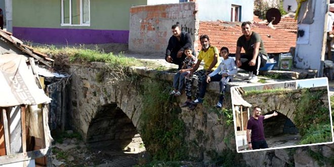 Tarihi Taş Köprü, evler arasında kayboldu