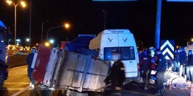 Aksaray'da mevsimlik işçileri taşıyan minibüs tırla çarpıştı, 17 kişi yaralandı