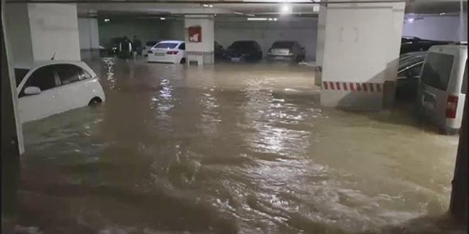 Şebeke hattı patladı, sitenin otoparkını su bastı