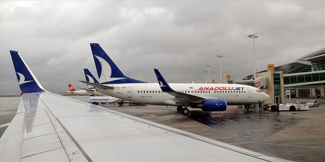 AnadoluJet 4 saat rötar yaptı, saatlerce bekleyen yolcular isyan etti