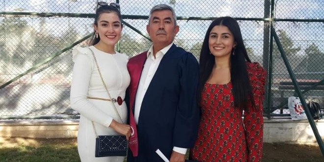 Doktor kardeşler babalarının mezuniyetine katıldı