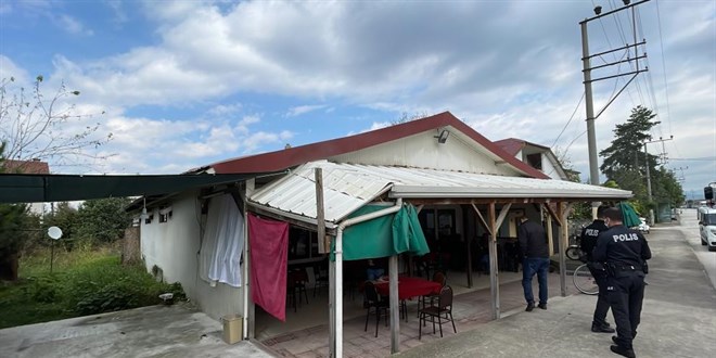 Kahvehanenin çatısı yanarken oyun oynamaya devam ettiler