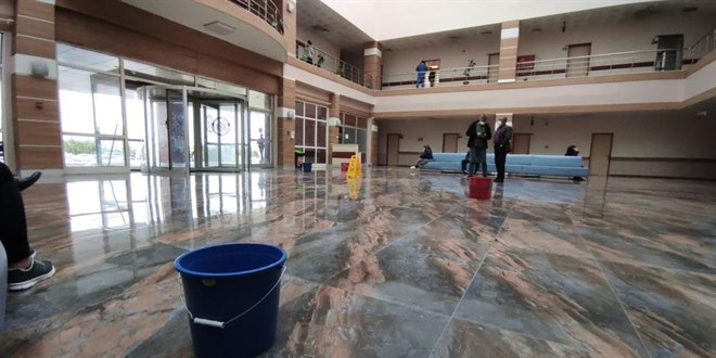 Çatısı damlatan üniversite hastanesine kovalı önlem