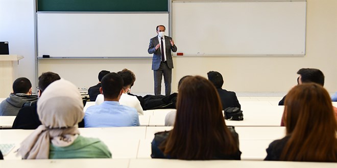 ETÜ'de yeni akademik yılın ilk dersini Rektör Çakmak verdi