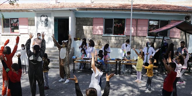 Meslek liseliler öğrendiklerini köy okullarında pratiğe döküyor