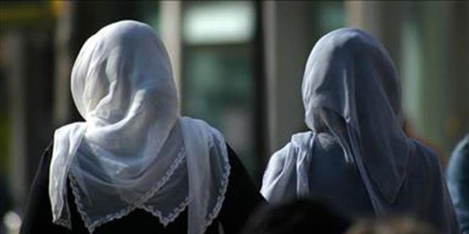 Almanya'da belediye oy kullandırılmayan başörtülü kadından özür diledi