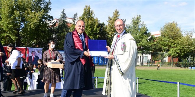 Bakan Yardımcısı Dr. Sayan açıköğretim fakültesinden mezun oldu