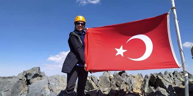 Büşra öğretmen Kaçkar'da zirve yaptı, hedefi Ağrı Dağı