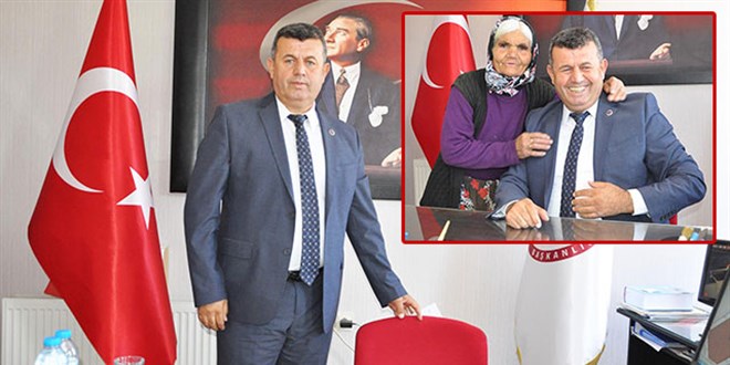 Başkan, makam koltuğu yerine sandalyede oturuyor