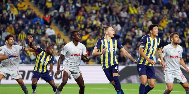 Fenerbahçe evinde karşılaştığı Olympiakos'a mağlup oldu